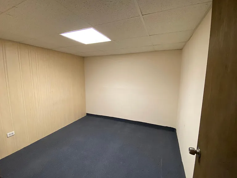 5401 Chateau #4 — Photo 10