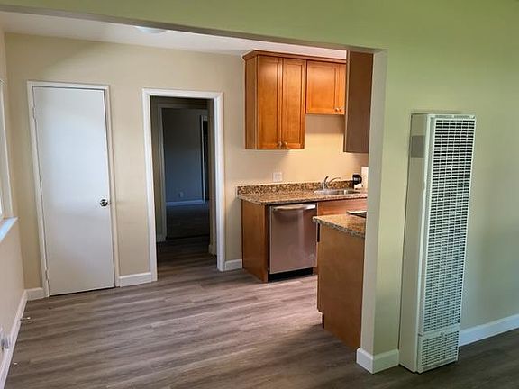 3rd image of 998 Princess Anne Dr