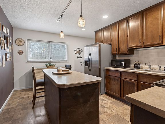 4th image of 472 Maitland Dr