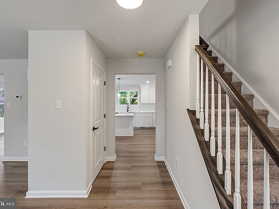 5th image of 212 Lotus Ave