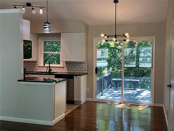 5th image of 508 Belmont St