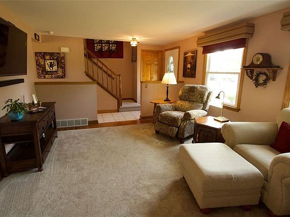 3rd image of 40 Rollingwood Dr