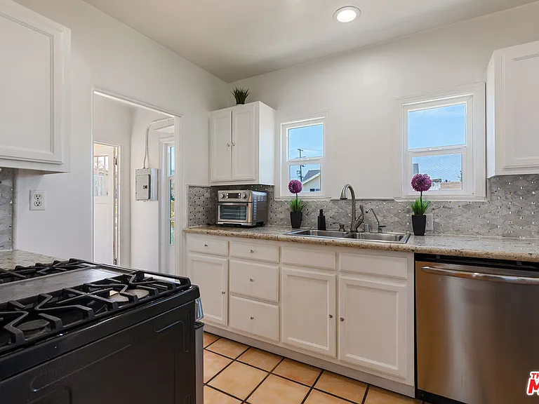 1433 Livonia Ave — Photo 11