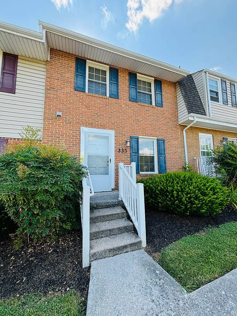 2 Bedroom, 1.5 Bath Townhouse — Photo 2