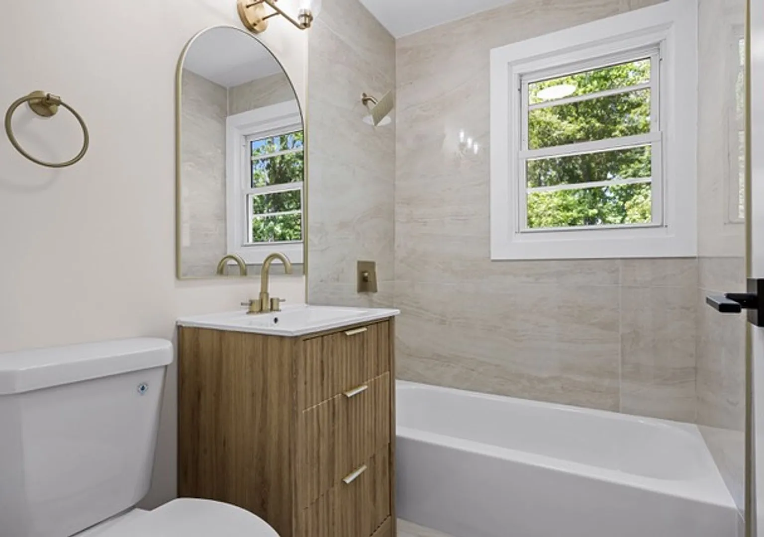 Spacious 3-Bedroom Home with Large Yard in Browns Mills — Photo 3