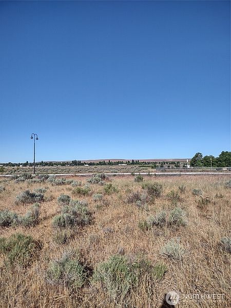4th image of 718 S Division