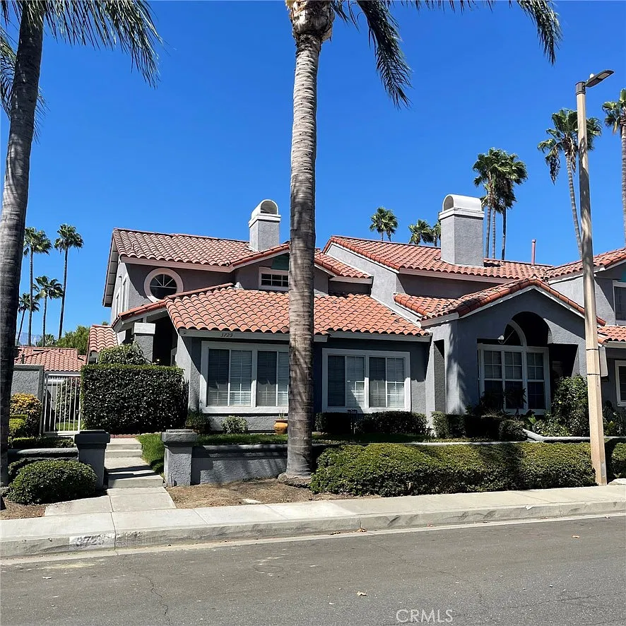 3 bed, 2.5 bath, 1570 sqft, $3,200 — Photo 1