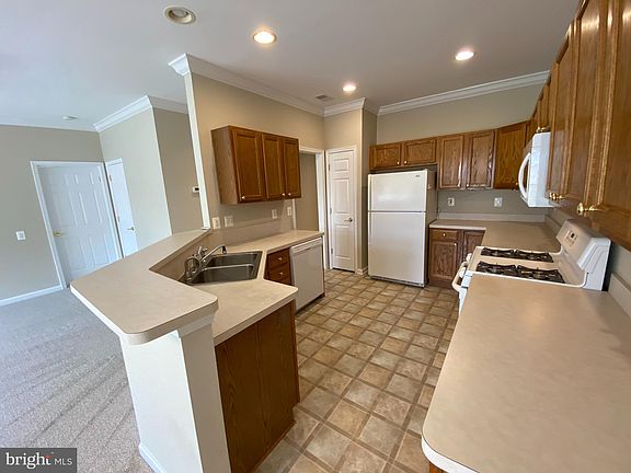 4th image of 265 Bridgewater Cir