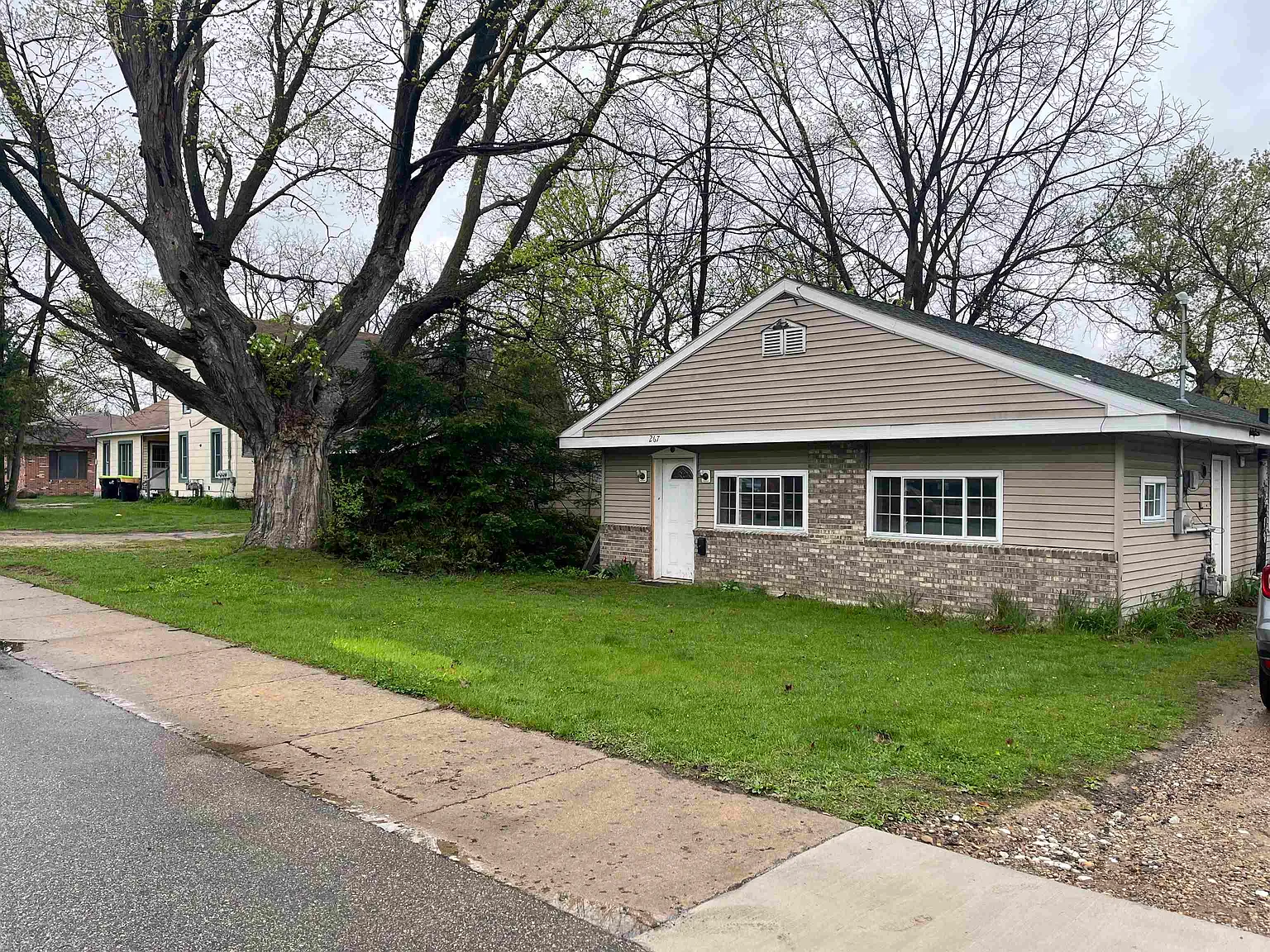 267 E Oak St photo 1