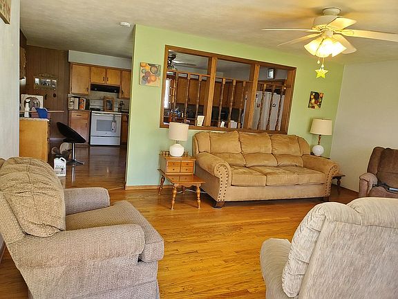 Living room photo 3.