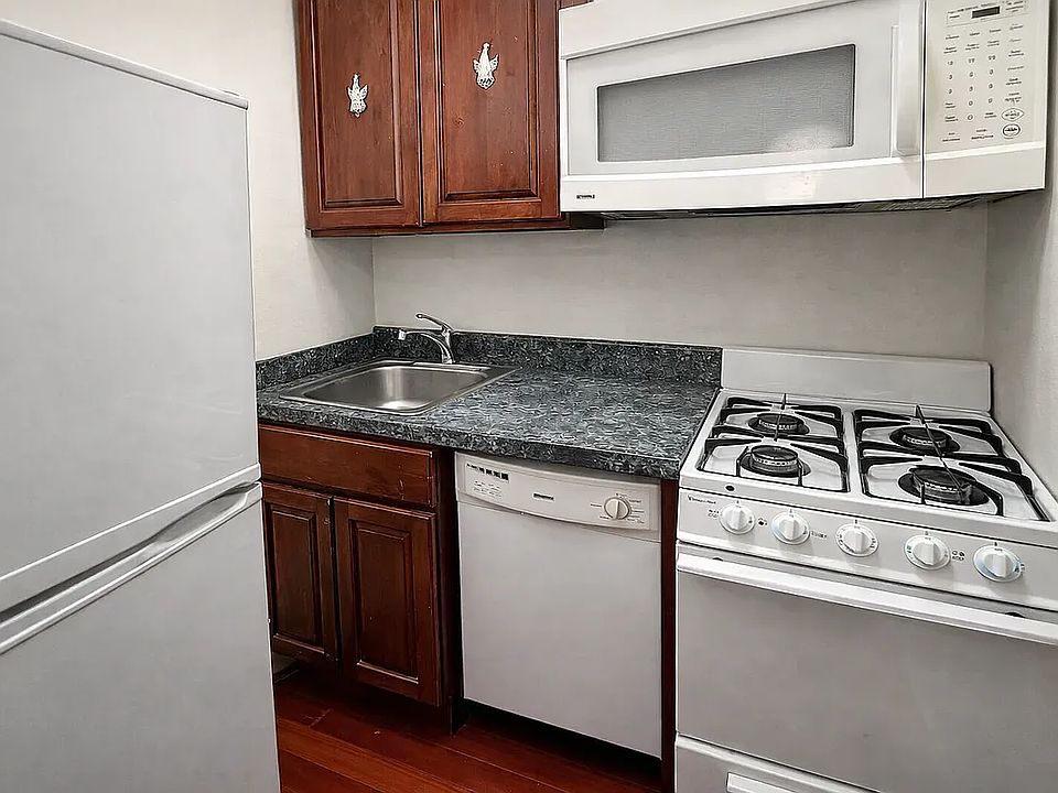 2nd image of 350 Greene Ave APT 4