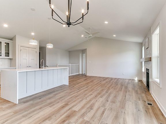 5th image of 612 Fremont Ave