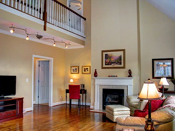 Great Room w/vaulted ceiling