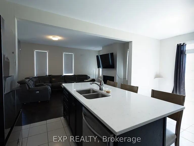 1038 Showman St — Photo 5