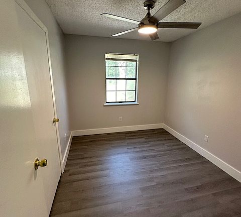 3rd image of 924 SW Hamlet Cir