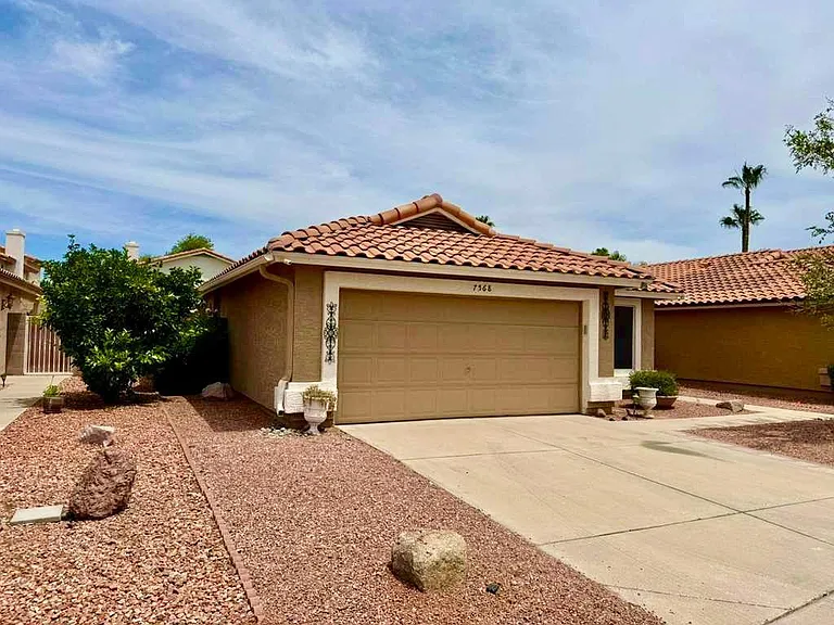 7568 W Kerry Ln — Photo 2