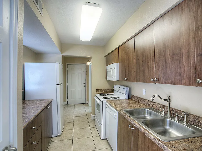 ASHTON PLACE APARTMENTS — Photo 2