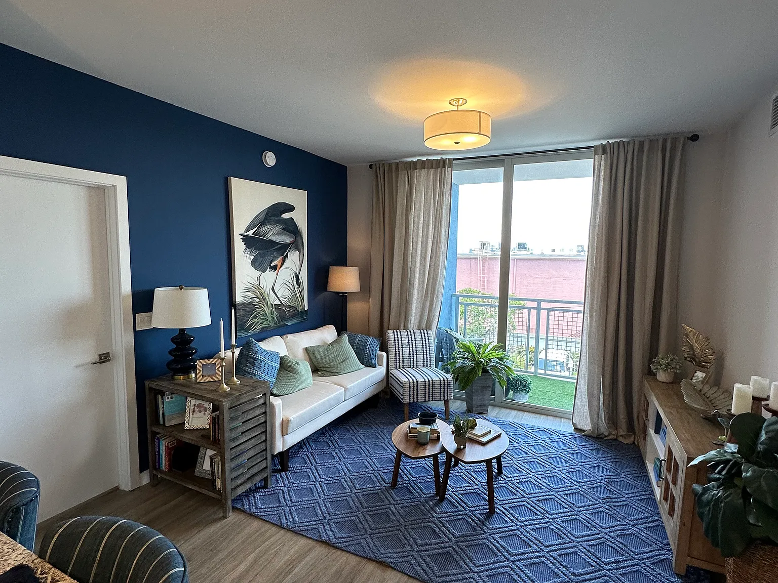 2 bed, 900 sqft, $2,368 — Photo 2