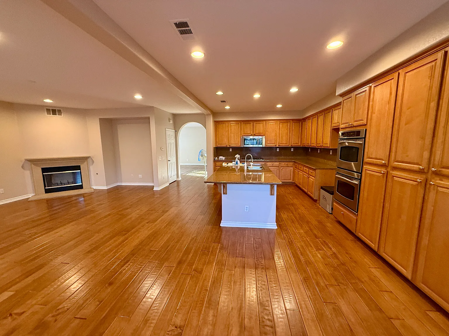 5 bed, 3479 sqft, $4,600 — Photo 2