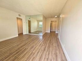 1725 Northeast 7th St - 2