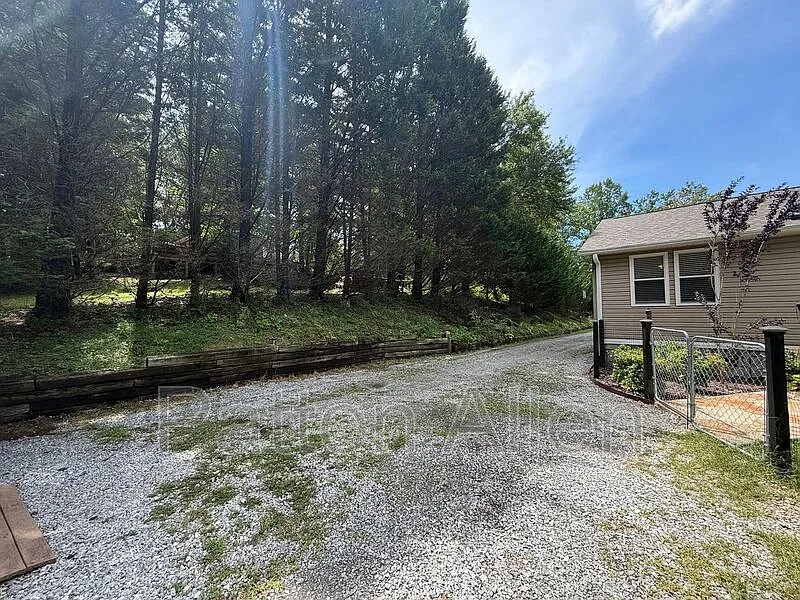 3 bed, 2.0 bath, 1400 sqft, $2,395 — Photo 3