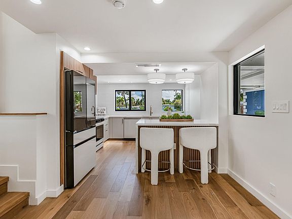 3rd image of 2637 Sugarloaf Ln #0