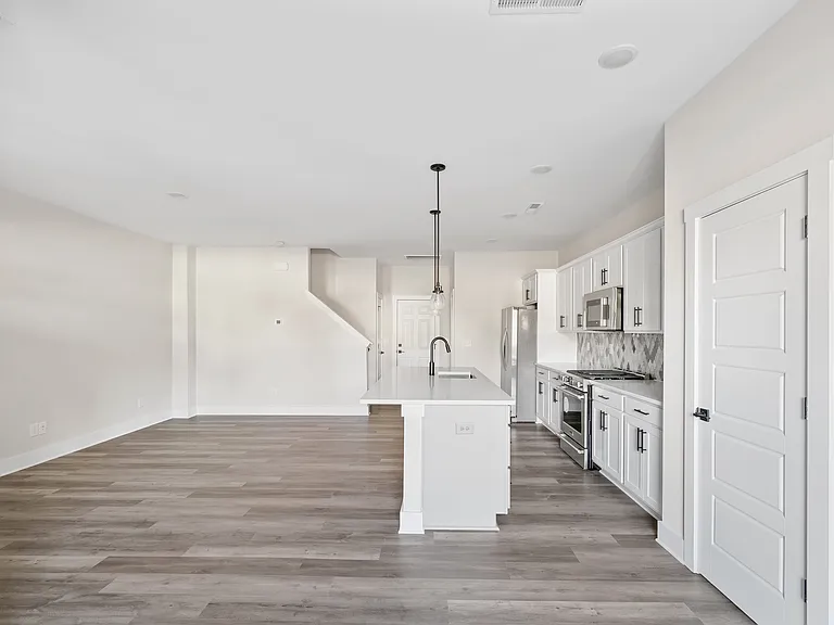 680 Melville Dr — Photo 12
