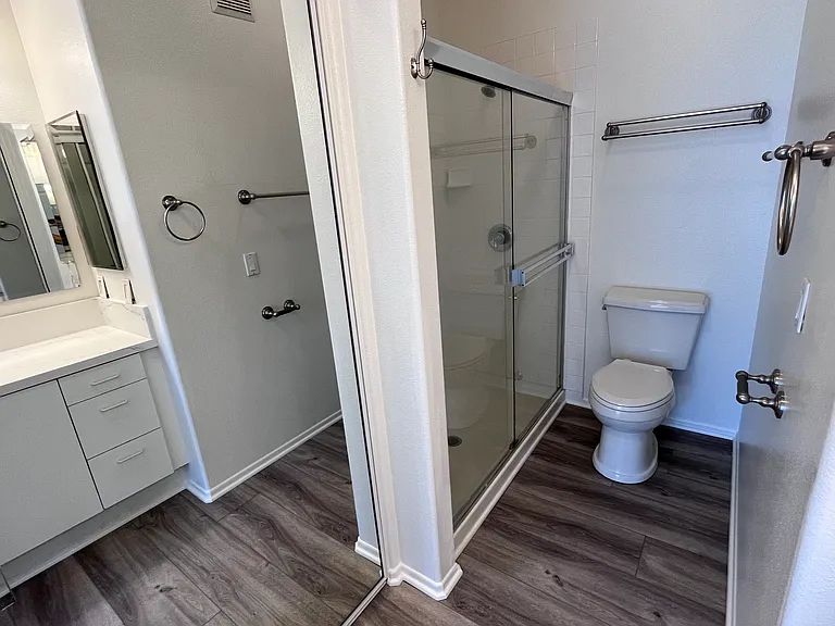 En-suite bathroom and closet bedroom 1
