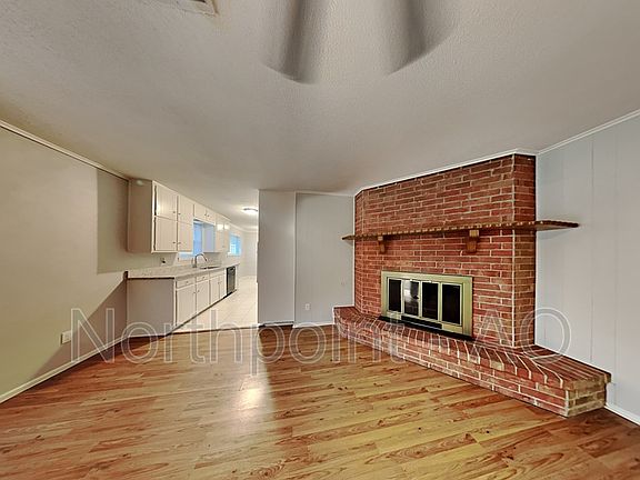 3rd image of 1033 Livingston Dr