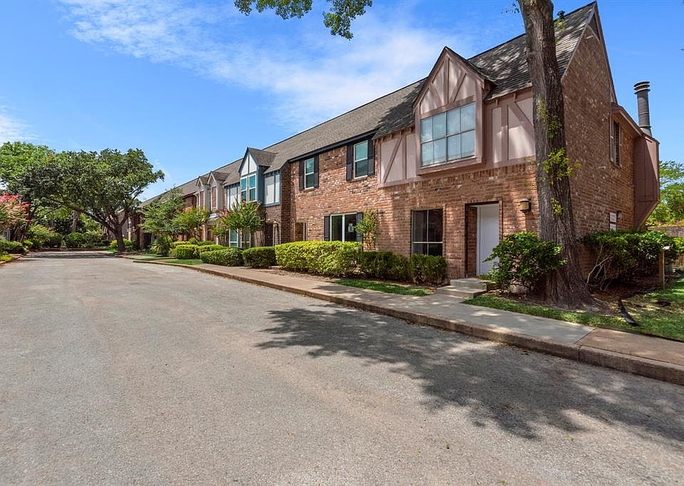 Welcome Home! This condo is perfectly located in the heart of the Energy Corridor, amazing shopping, and fabulous restaurants.