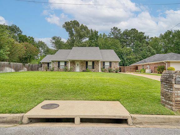 4th image of 2406 Redbud St