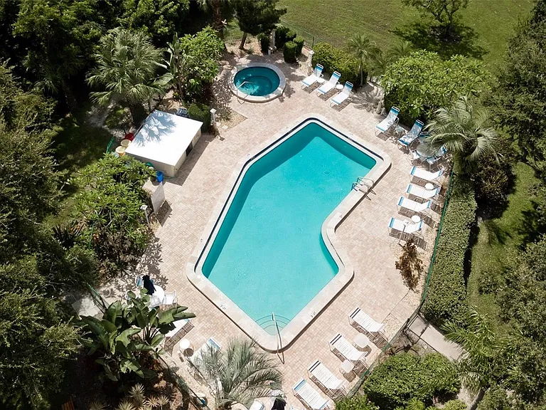 440 Palm Tree Dr — Photo 22