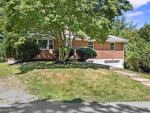 3rd image of 210 Eastwood Dr