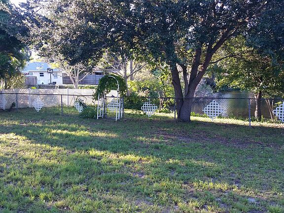 Yard/Lake View
