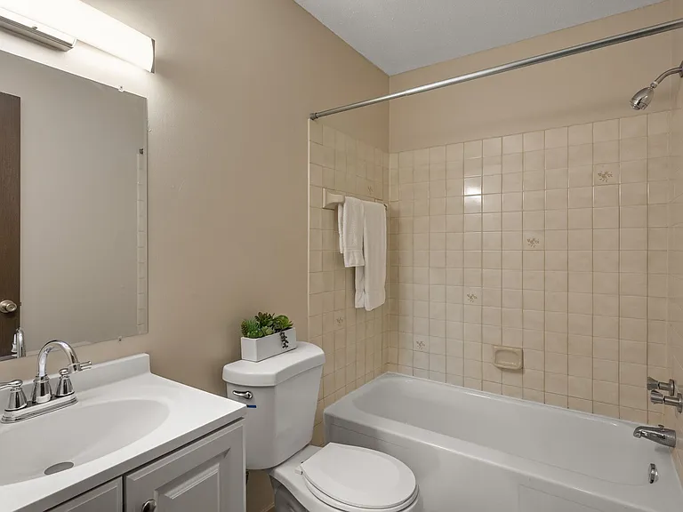 Eastgate Apartments — Photo 36