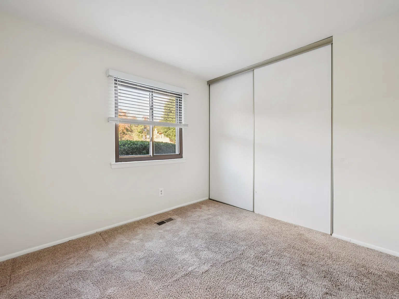 2 bed, 940 sqft, $2,200 — Photo 4