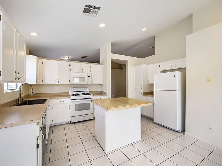 5900 Round Castle St — Photo 8