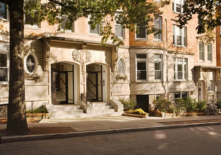 Beacon Fairbanks Manor - Building Entrance