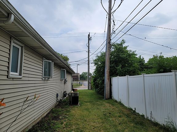 left side/ side yard