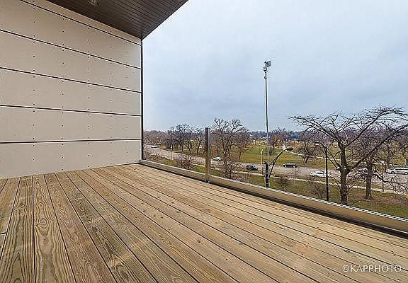 4th image of 2835 W Division St Unit 302