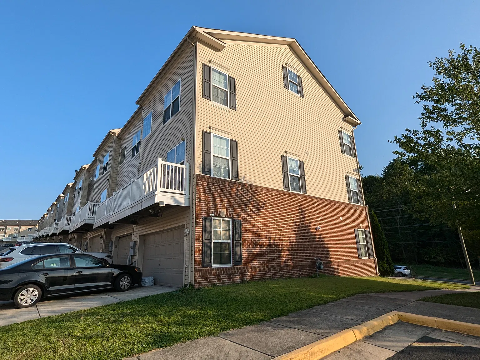 4 bed, 3.5 bath, 2000 sqft, $2,999 — Photo 4