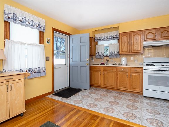 5th image of 1077 Shelburne St
