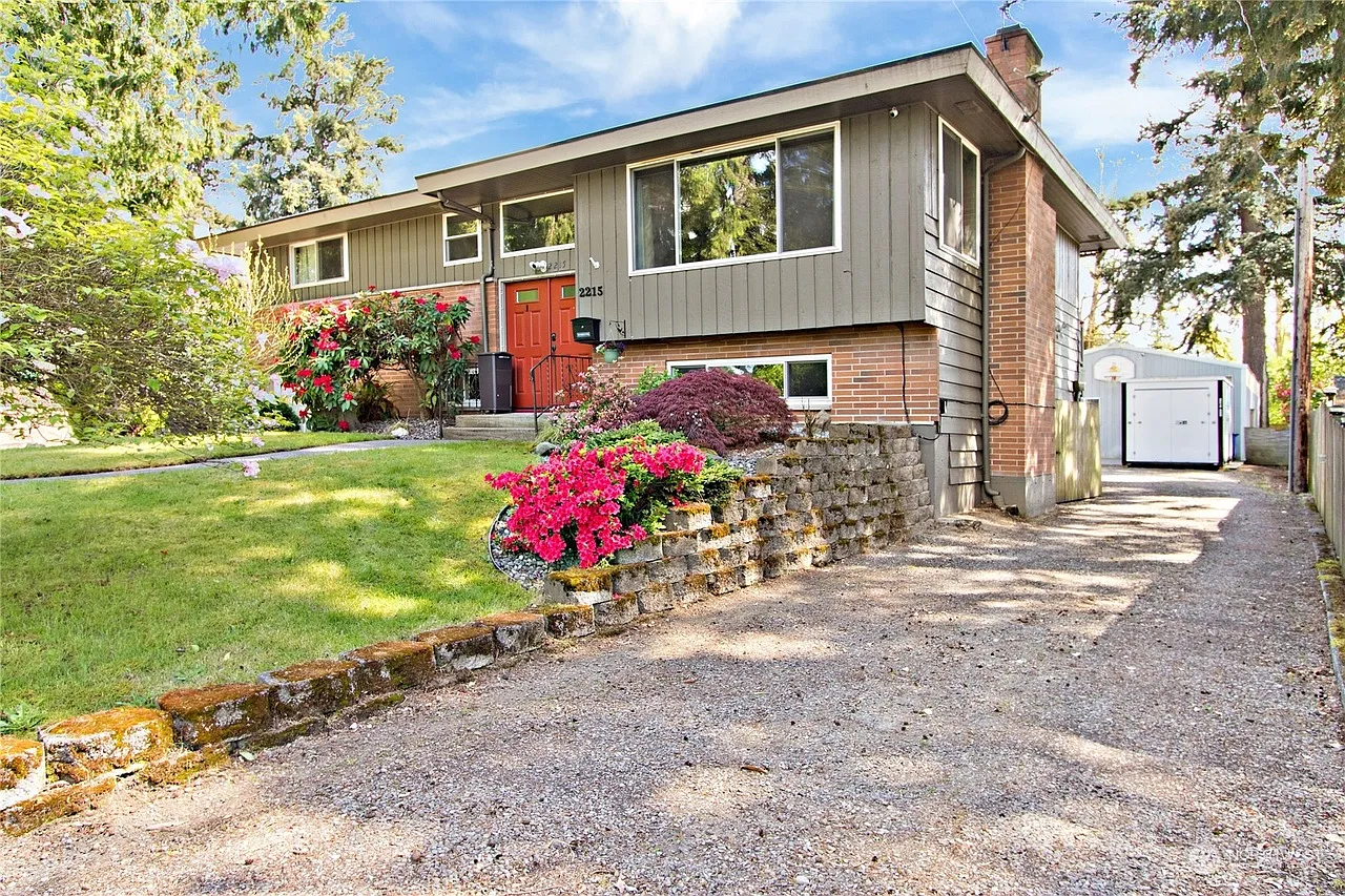 4 bed, 2423 sqft, $3,800 — Photo 4
