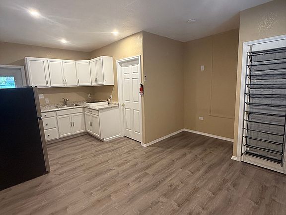 3rd image of 450 Skyline Dr E