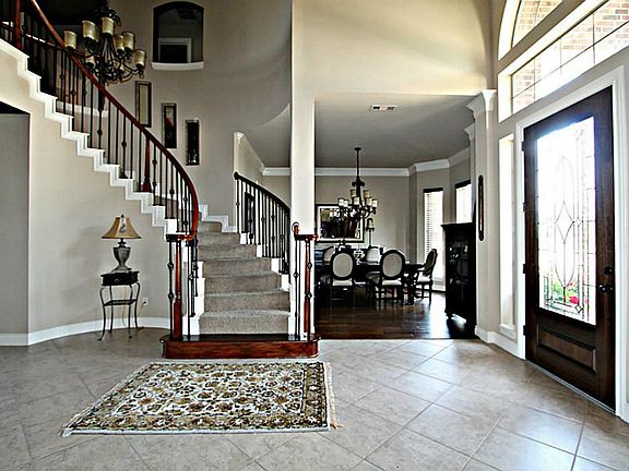 ADDITIONAL VIEW OF THE BRIGHT FOYER