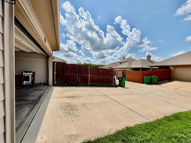 9220 Stewart St — Photo 31