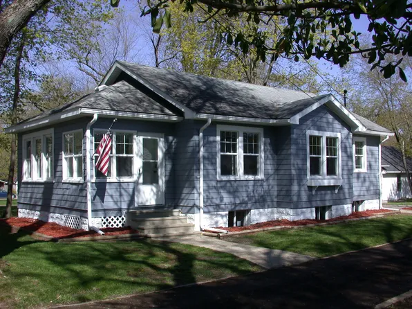 2136 Edgewood Dr, Kalamazoo, MI 49008