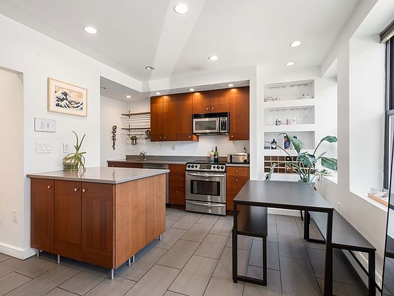 5th image of 7 Cypress Rd APT 702