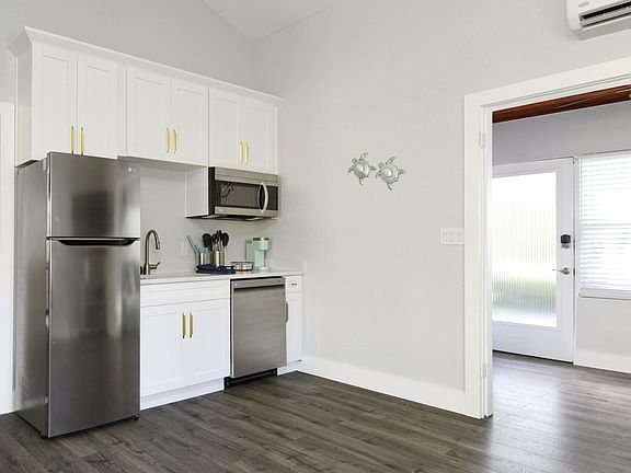 2nd image of 105 17th Ave S #B