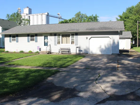 403 N Locust St, Wapella, IL 61777